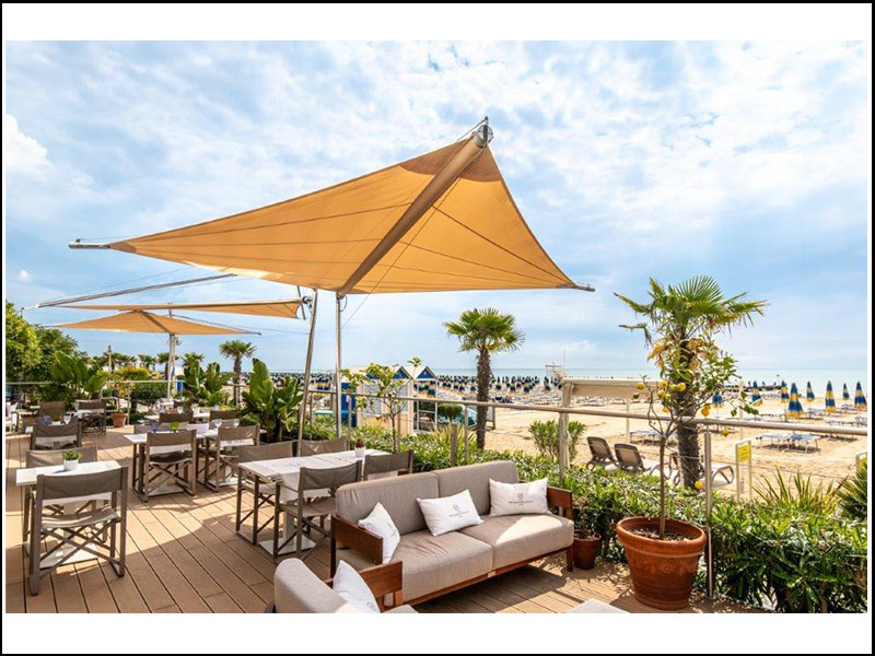 Una nuova presenza di KE in uno spazio di benessere outdoor su una terrazza sulla spiaggia