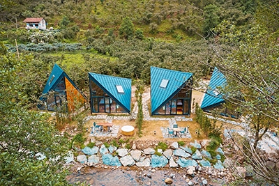 Finestre da tetto su misura Fakro per un mini-resort immerso nella natura