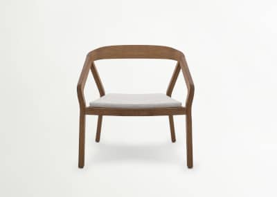Pure, la collezione di sedute e tavoli outdoor anche per spazi interni