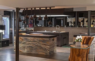 Il banco dello chef, punto focale dello steak-restaurant Meatheaven