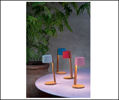 Il teak, protagonista delle lampade da esterno Gaia e Tetris di Ethimo 