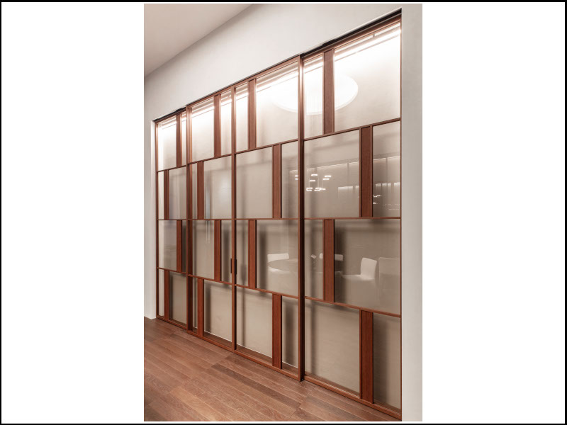 Dieci anni di design su misura: VIVA Porte presenta Bellagio Mosaico e l’anta acustica 34 dB