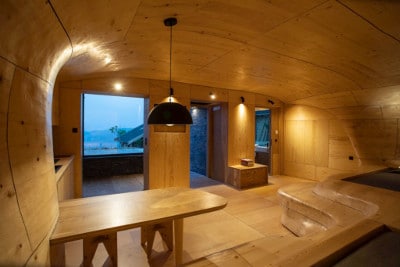 Una grotta in legno