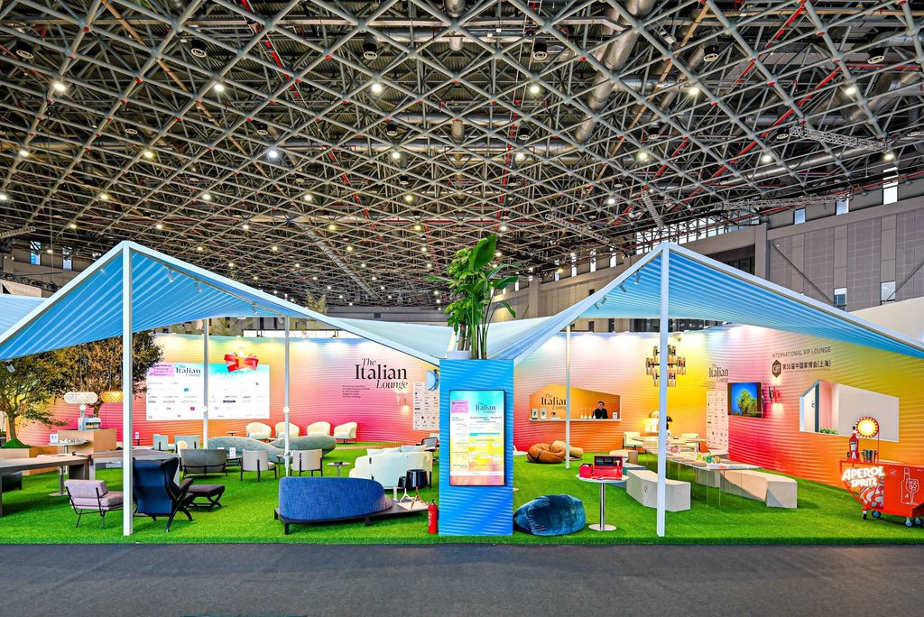 Visitatori professionali nei padiglioni di The Italian Lounge 