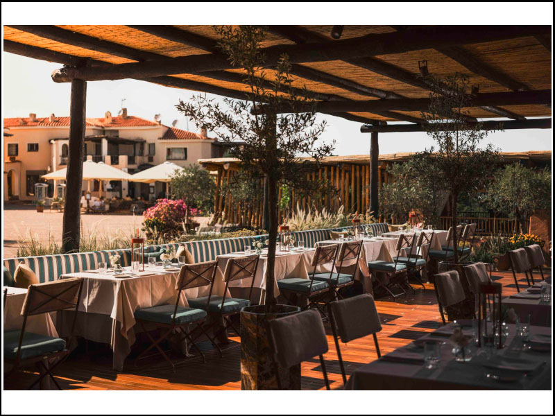 Unopiù arreda gli spazi esterni del ristorante Paper Moon a Porto Cervo