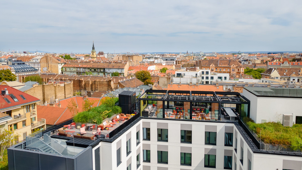 Saddle & Sky: il rooftop bar del Moxy Budapest Downtown